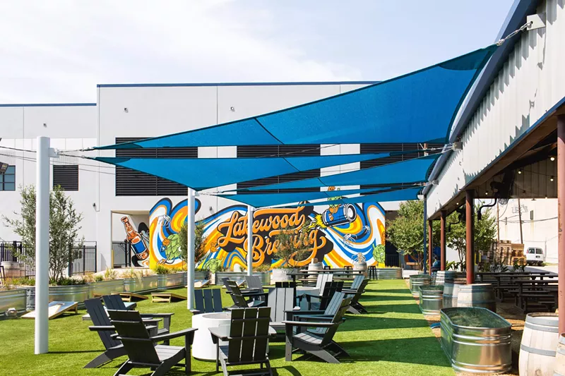 Image: the courtyard at Lakewood Brewing