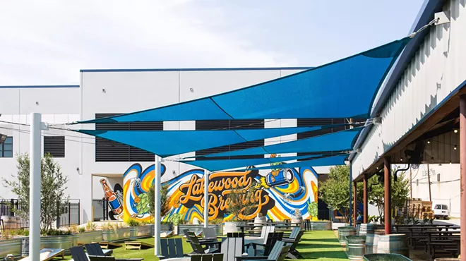 the courtyard at Lakewood Brewing
