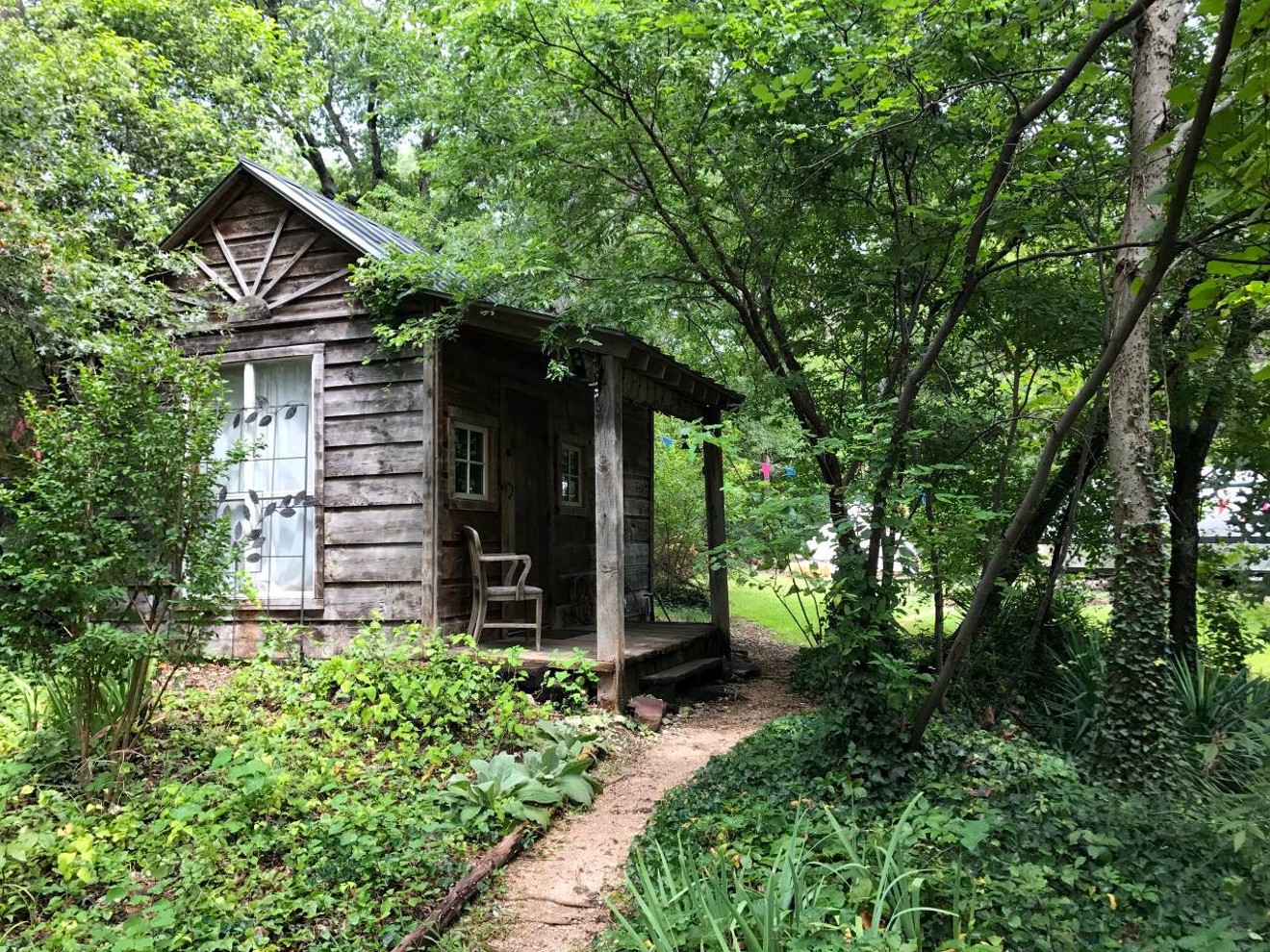 This cozy cabin near Deep Ellum will take you away from the city life for a few nights.