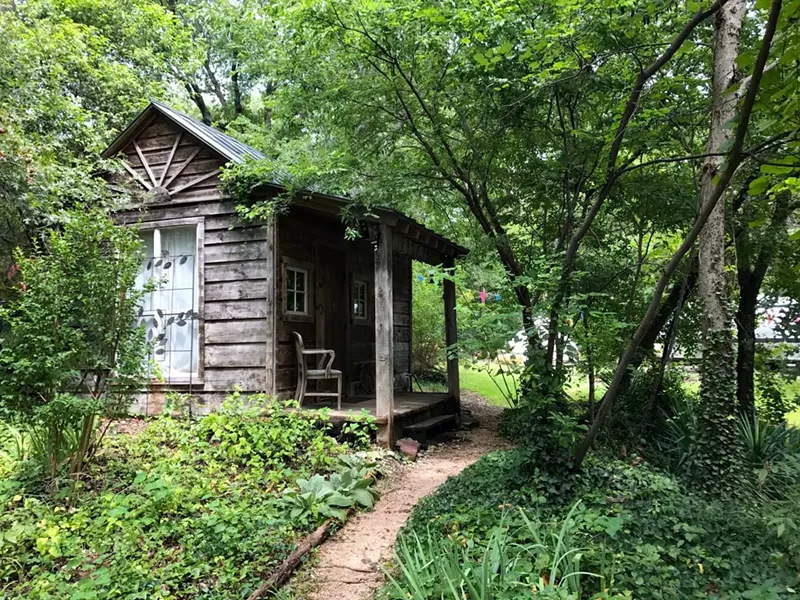 Image: This cozy cabin near Deep Ellum will take you away from the city life for a few nights.