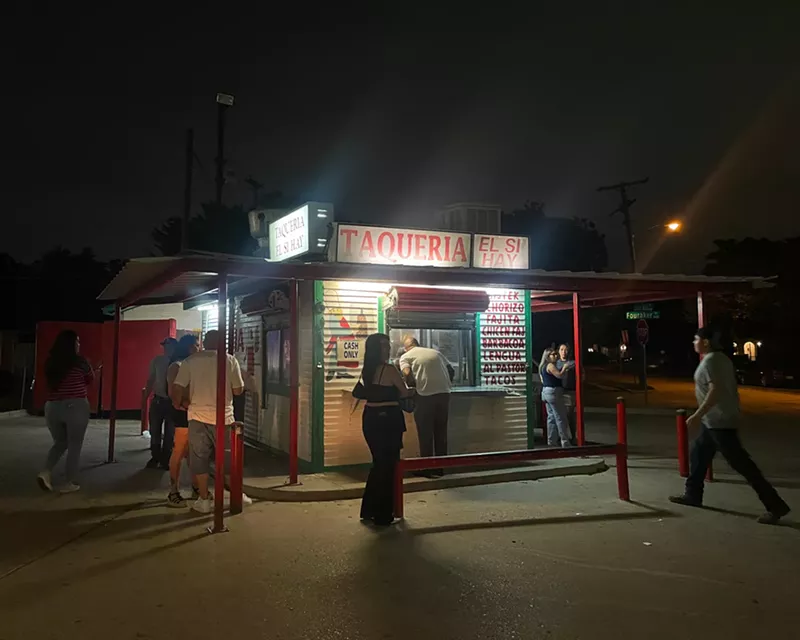 Image: Rain or shine, locals line up for tacos from Taqueria El Si Hay.