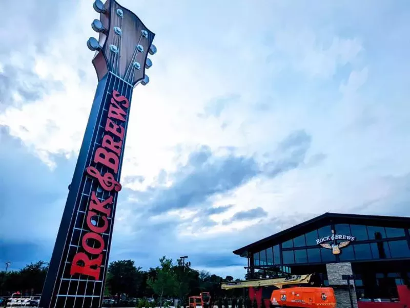 Image: exterior of Rock and Brews in Grapevine