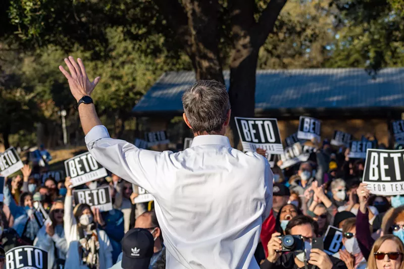 Image: Beto turned his back on the good weather and highlighted last year's power grid disaster in his Denton stop.