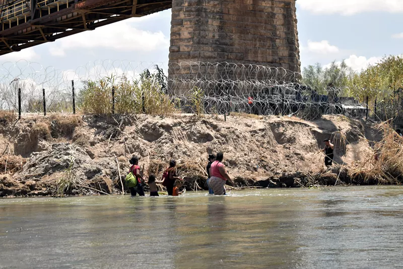 Image: migrants texas border