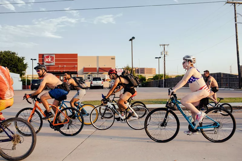 Image: The 15-mile ride stopped at watering holes around town.