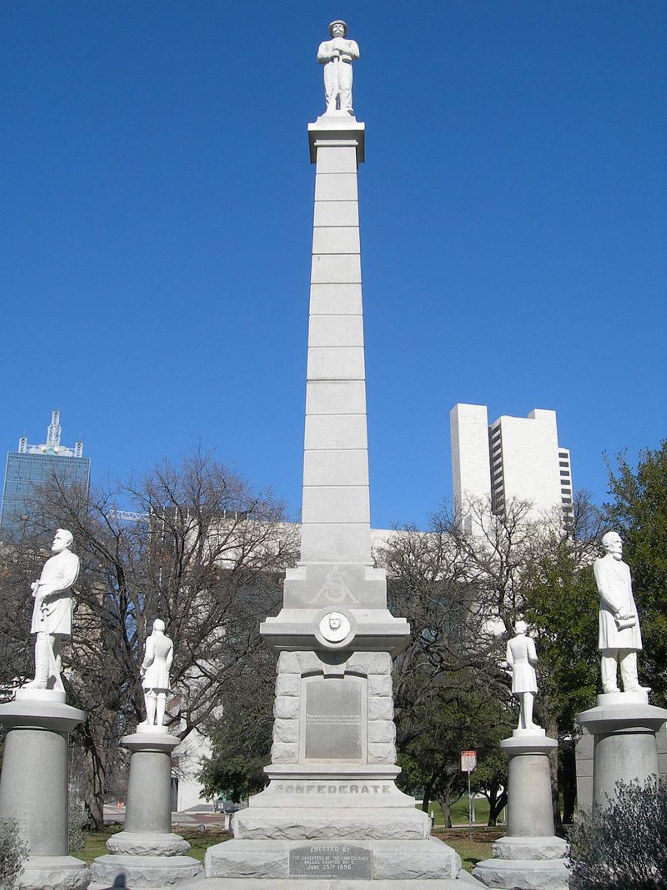 Dallas' Confederate war memorial should be removed, the city's Confederate Monuments Task Force said.