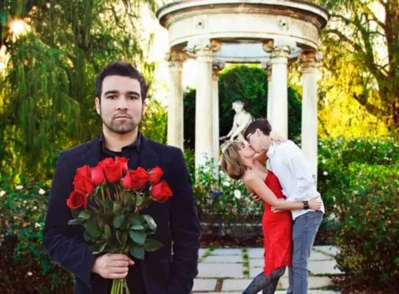 Image: Third wheel much? Love hurts, but apparently even more so in the Lone Star State.