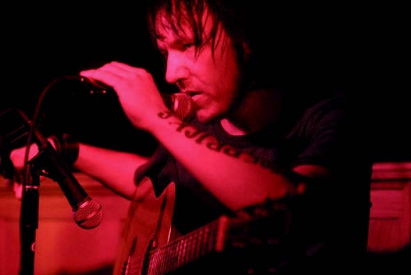 Elliott Smith, at an NYC performance, before taking his life at age 34. This week he would've been 50.