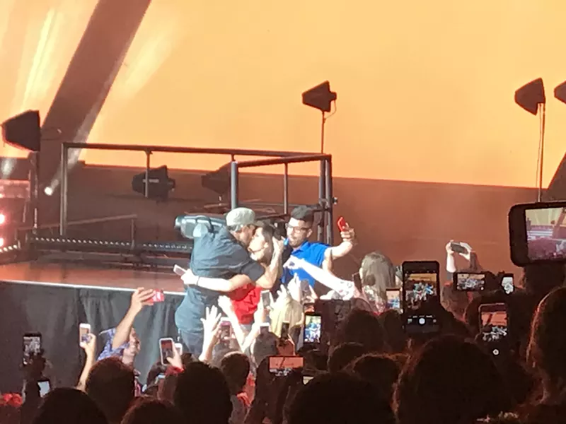 Image: Enrique Iglesias got friendly with his fans Friday.