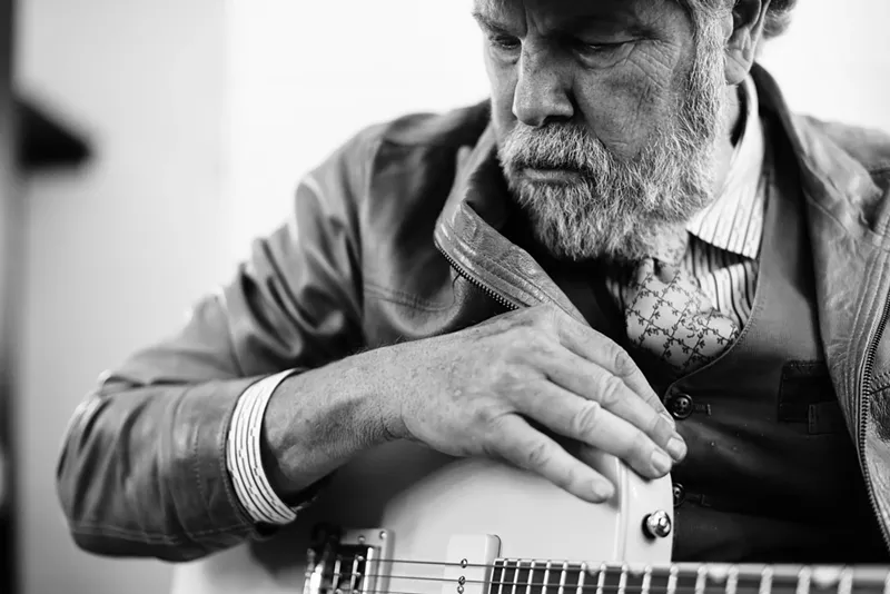 Image: Robert Earl Keen with a guitar.
