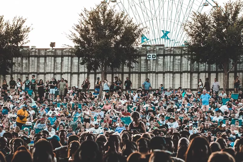 Image: Crowd at Dos Equis Pavilion concert