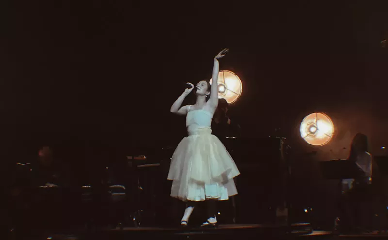 Image: Jazz Singer Laufey 'Bewitched' Her Teenage Fans in Dallas