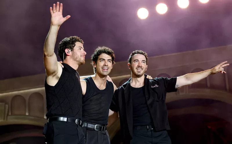 Image: Jonas Brothers Surprise Dallas Crowd as Fifth Harmony Reunites at 20th Anniversary Show