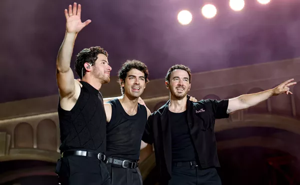 Image: Jonas Brothers Surprise Dallas Crowd as Fifth Harmony Reunites at 20th Anniversary Show