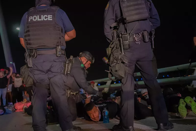 Image: Police arrest protesters on the Margaret Hunt Hill Bridge on June 1, 2020.
