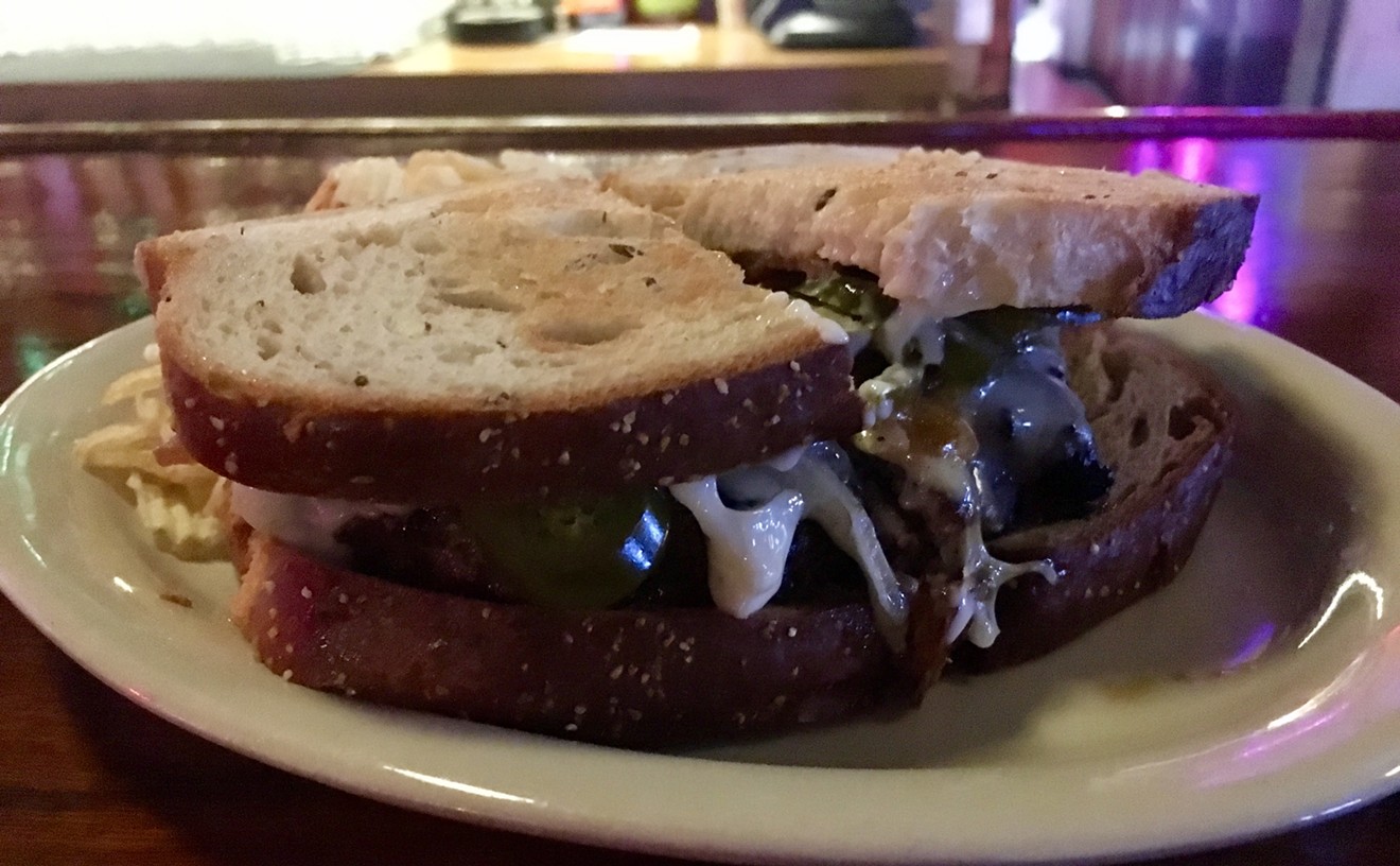 Louie’s Blissfully Ignores Dallas Food Trends, and This Dive Bar Is All the Better for It