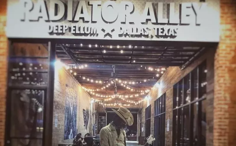 Image: Musician Jay Knox Plays Guitar on the Streets of Deep Ellum to Escape His Homelessness