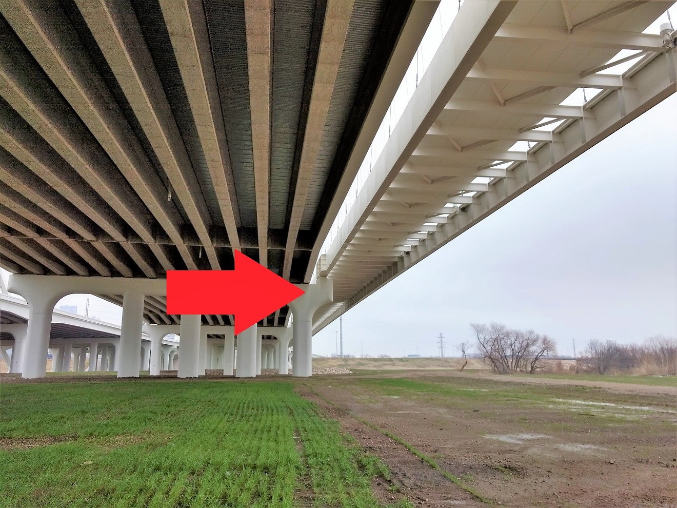 The bike lanes hanging from the massive Calatrava arches are tacked to the sides of the highway bridges in an apparently unsuccessful attempt to stabilize them, but they provide no support to the highway bridges.