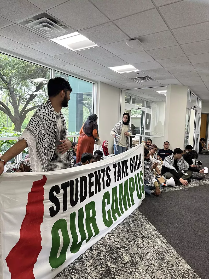 Image: UT Arlington sit in protest
