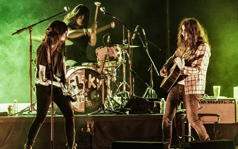 Image: Courtney Barnett (left) and Kurt Vile, backed by drummer Stella Mozgawa of Warpaint.