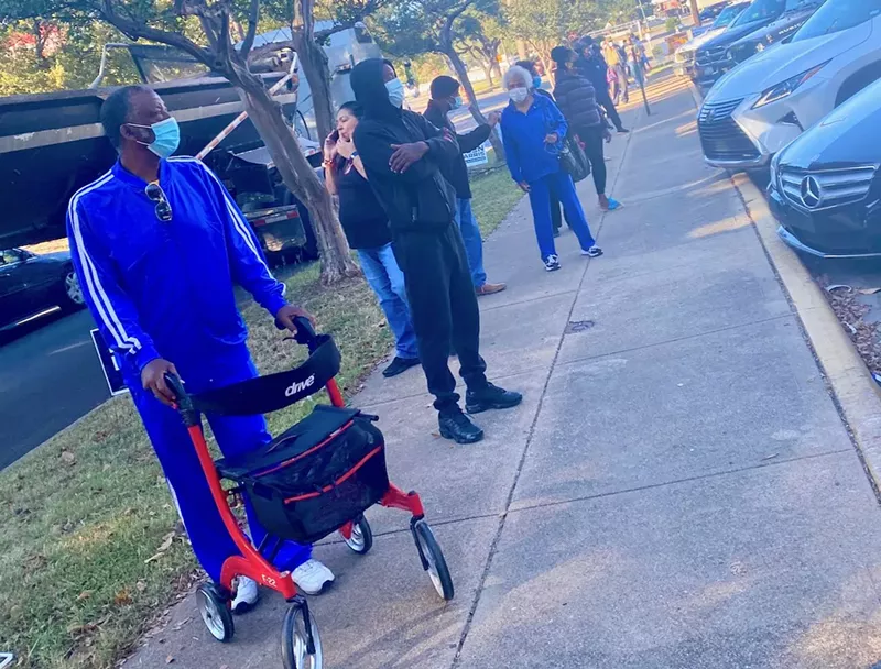 Image: Voters took care to wear masks and keep their distance on the first day of voting during a pandemic.