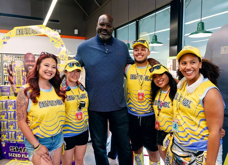 Image: Shaquille O'Neal at 7-Eleven