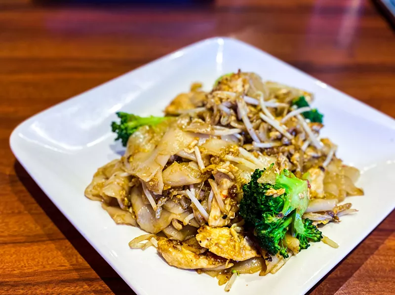 Image: Pad see eew with chicken and a nice broccoli and bean sprout crunch