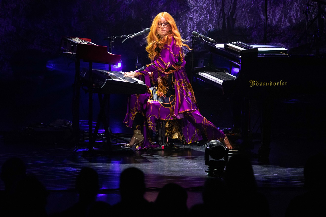 Tori Amos returned to an American concert stage for the first time in five years, and her first Dallas show in eight years, at the Majestic Theatre on Wednesday.