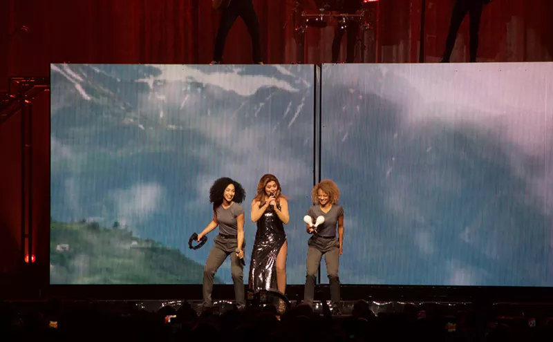 Image: Shania Twain Flies Over Her Audience, Sticks the Landing at Concert at AAC