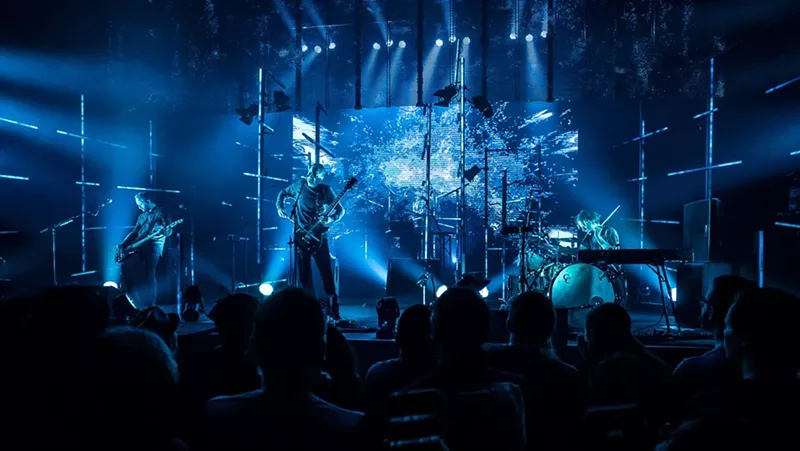 Image: For the second act, the original stage sank, and a backdrop was raised to reveal a new stage behind it.