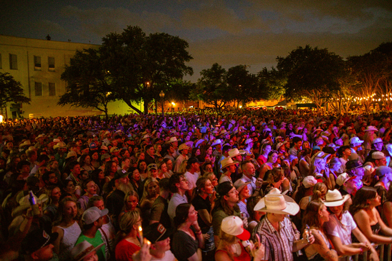 Image: A crowd photo