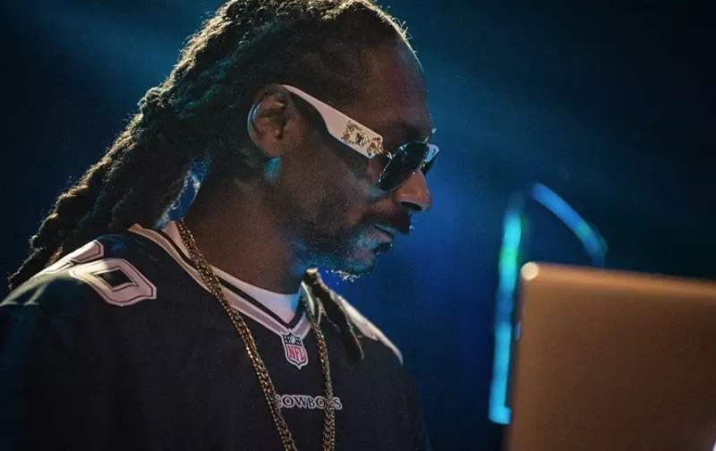 Image: No shizzle! Snoop Dogg will be at Dos Equis Pavilion this Saturday.