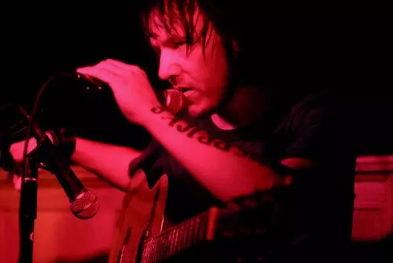 Image: Elliott Smith, at an NYC performance, before taking his life at age 34. His love songs still hold up.
