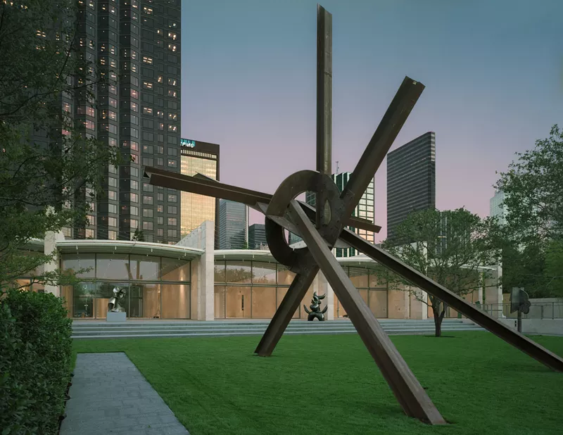 Image: Mark di Suvero's "Eviva Amore," 2001.