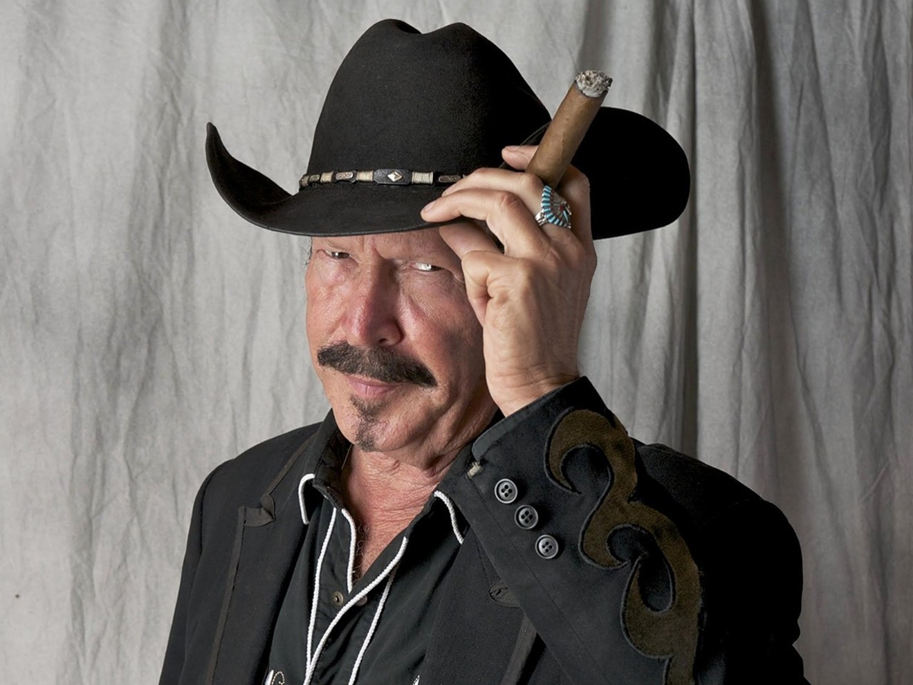 Former gubernatorial candidate Kinky Friedman performs at Shipping and Receiving on Friday.