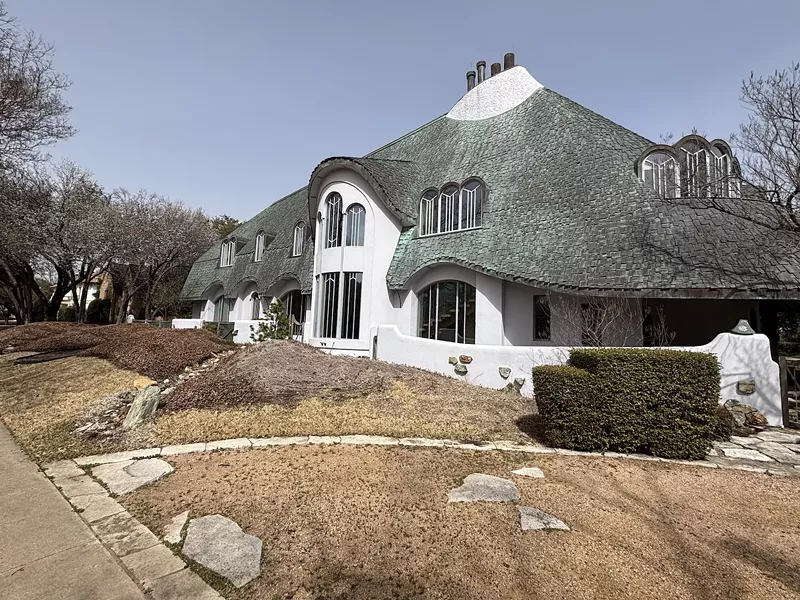 Image: The Mushroom House in Highland Park — suitable for Smurfs, but only very rich ones.
