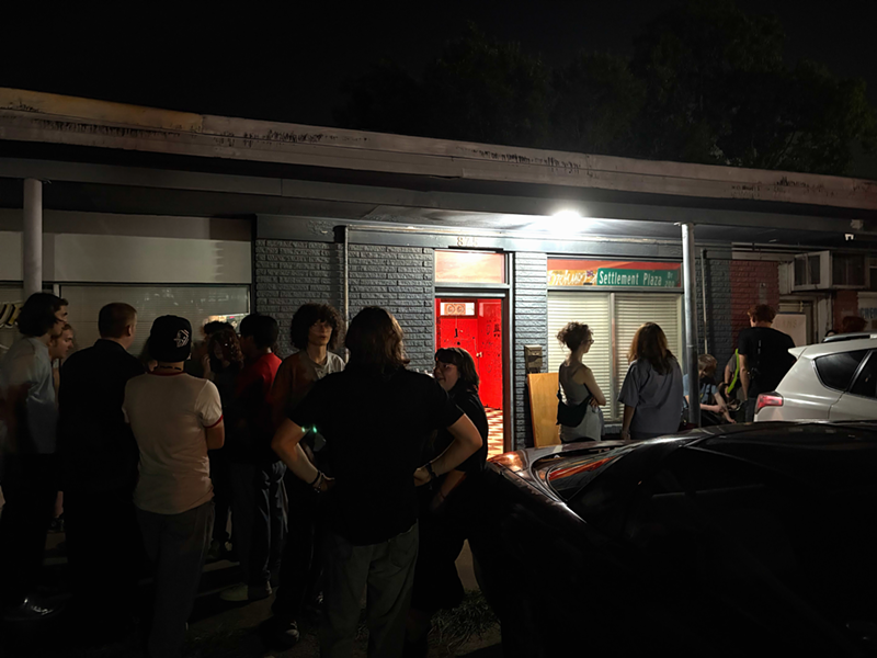 Image: Crowd outside of a venue