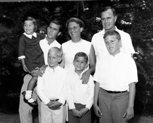 The young Mrs. Bush with family. - QUADELL/WIKIPEDIA