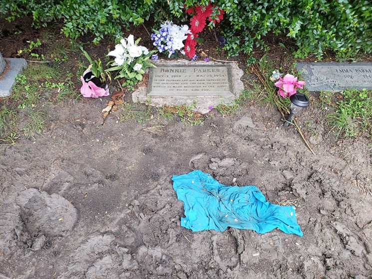 Bonnie's grave - CAROLINE PRITCHARD