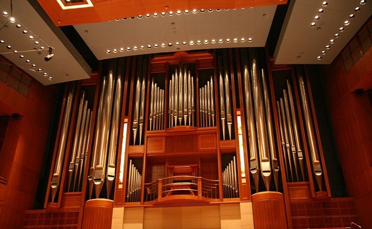 The Meyerson's concert organ gets joined by a brassy accompaniment for the symphony's Christmas show. - LUKIFFER/ENGLISH WIKIPEDIA