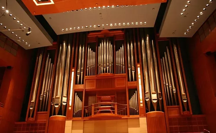 The Meyerson's concert organ gets joined by a brassy accompaniment for the symphony's Christmas show. - LUKIFFER/ENGLISH WIKIPEDIA