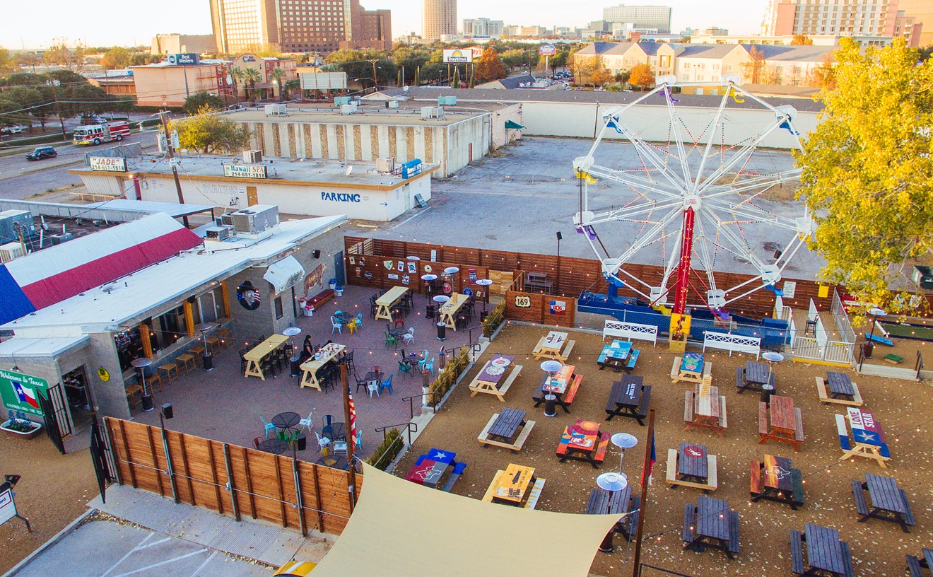 Ferris Wheelers Backyard & BBQ is a barbecue joint that boasts a stage for live music and a working Ferris wheel.