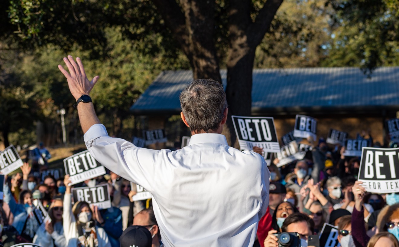 Beto turned his back on the good weather and highlighted last year's power grid disaster in his Denton stop.