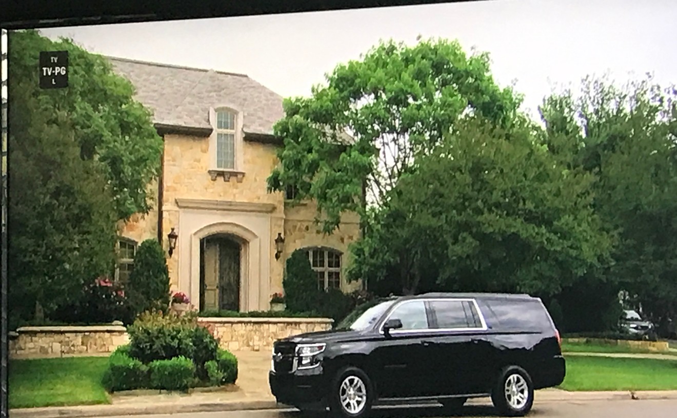 Rachel Lindsay is trying to fool everyone into thinking this is her parents' Highland Park home. But we know better.