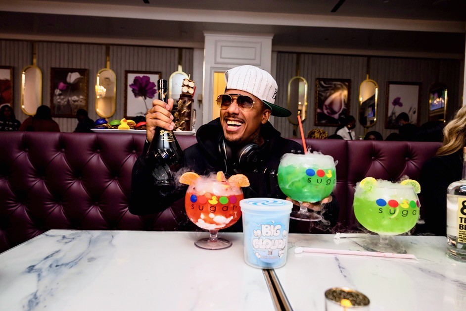 Nick Cannon poses with the splashy concoctions at Sugar Factory last Friday.