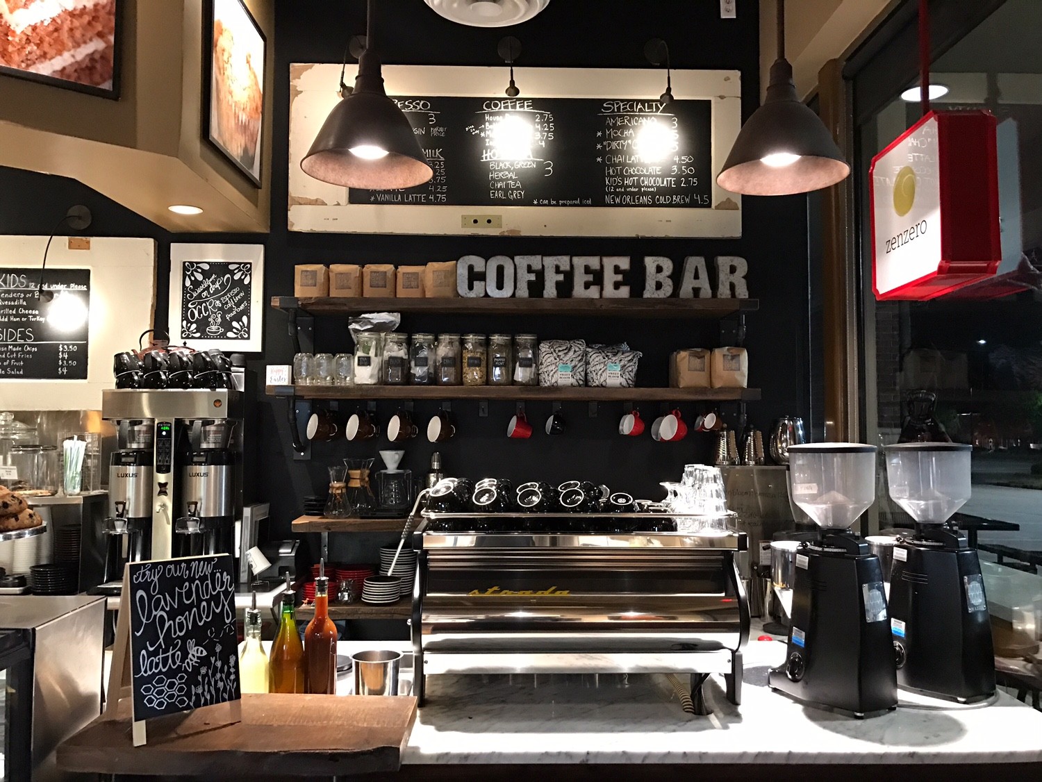 Комом бари. Кофейня «Coffee shop» в Афинах. Кофе бар. Американская кофейня. Кофейня бар.