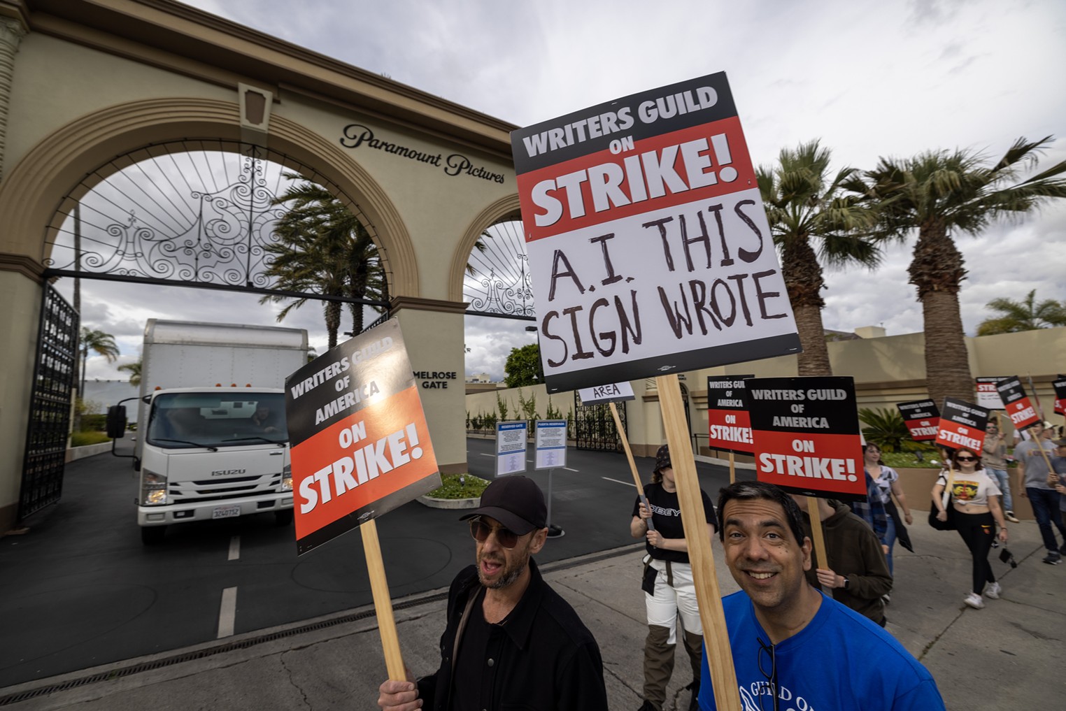 Writes strike. Writer's Strike. Забастовки в Голливуде. Забастовка. Забастовка сценаристов в Голливуде.