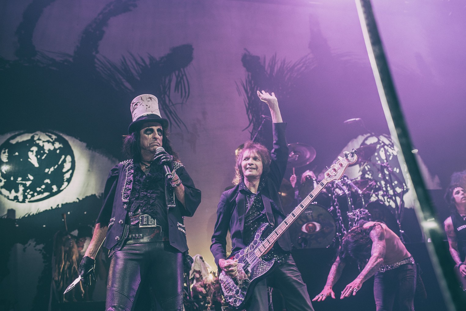 Mötley Crüe And Alice Cooper Still Theatrical After All These Years Dallas Dallas Observer