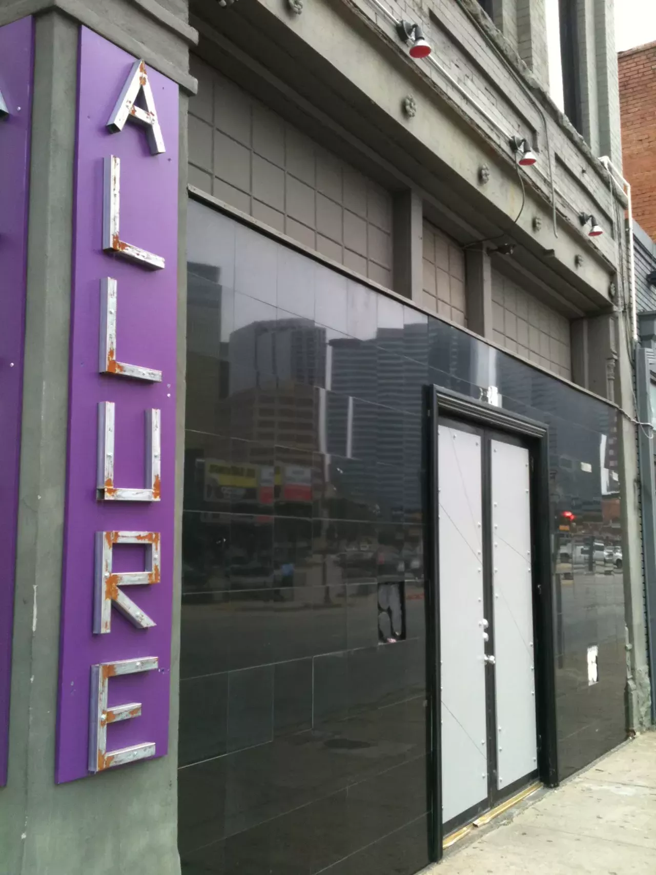 Allure Uptown/Oak Lawn Bars and Clubs, Music Venues, Performing
