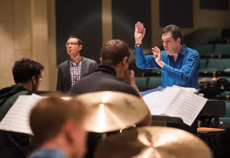 Image: Grammy-nominated UNT professor Richard DeRosa leads a class.